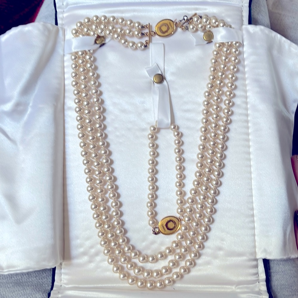 VINTAGE JOSTENS LUCENT PEARL NECKLACE AND BRACELET